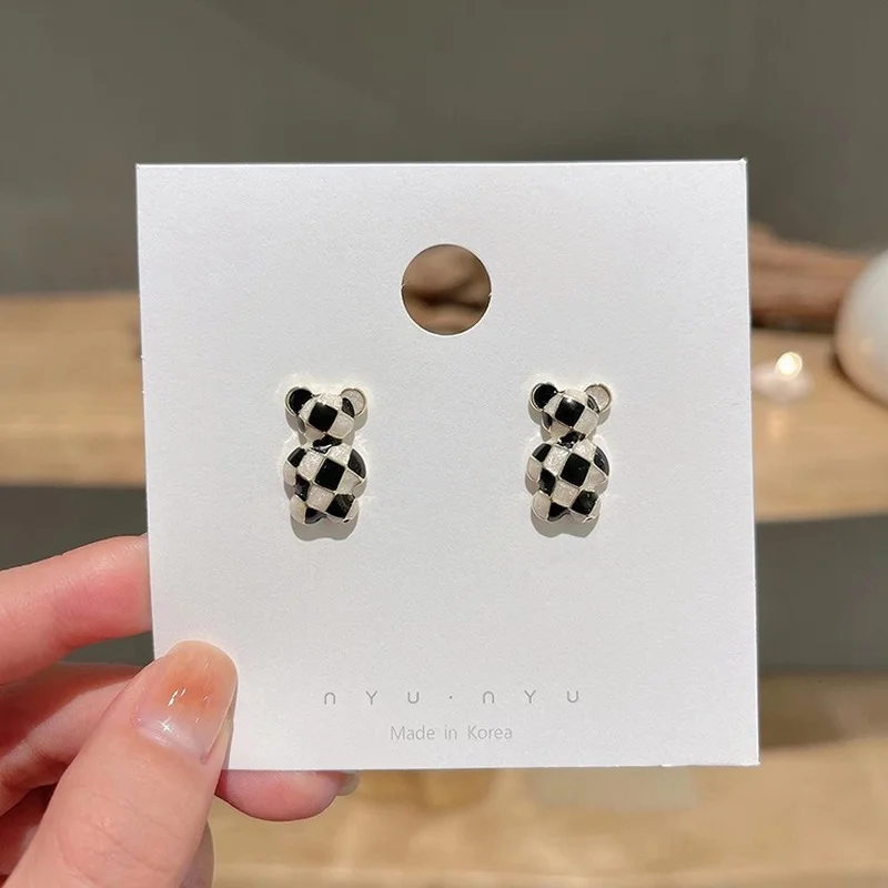 

KOUDOUN Super Fairy Sweet Wind Cute Bear Black and White Checkerboard Stud Earrings Female Net Red Simple Personality Earrings