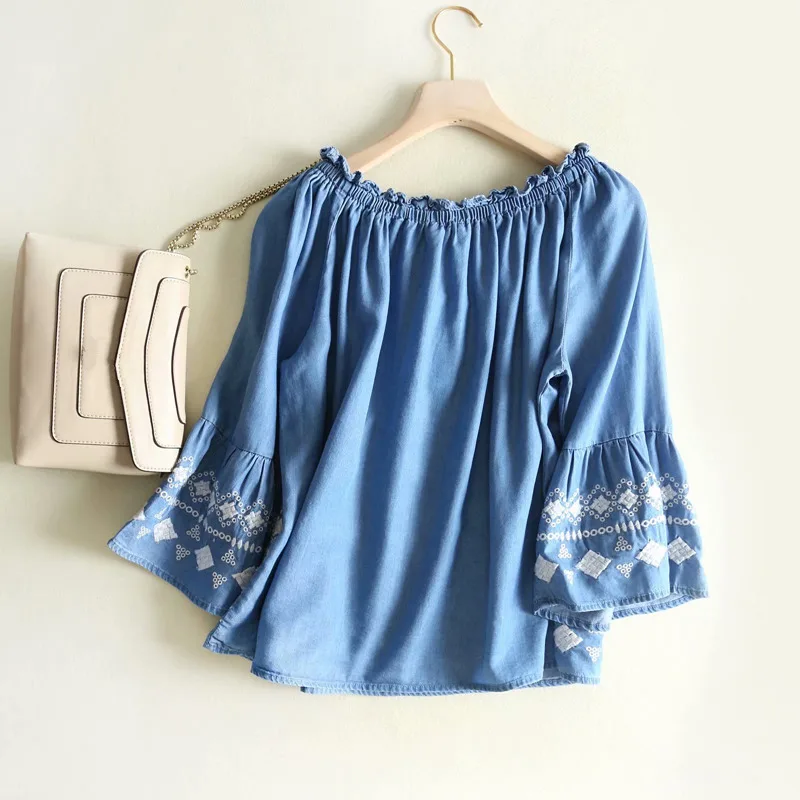 Джинсовая блузка с вышивкой и открытыми плечами расклешенными рукавами оборками