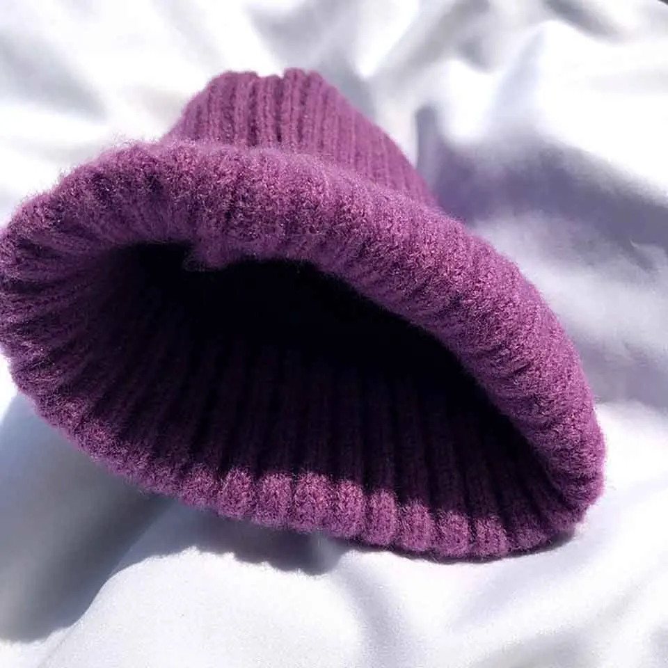 Женская вязаная шапка ярких цветов с вышивкой маргаритки теплая мягкая модная