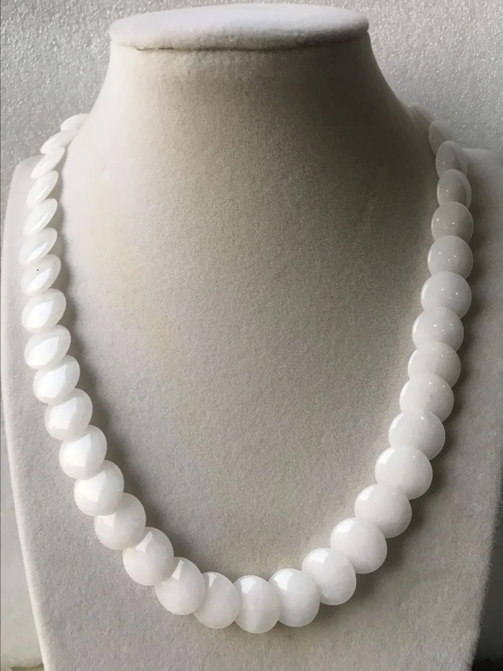 Очень рекомендуется ожерелье из натурального белого камня 14 мм 18 дюймов