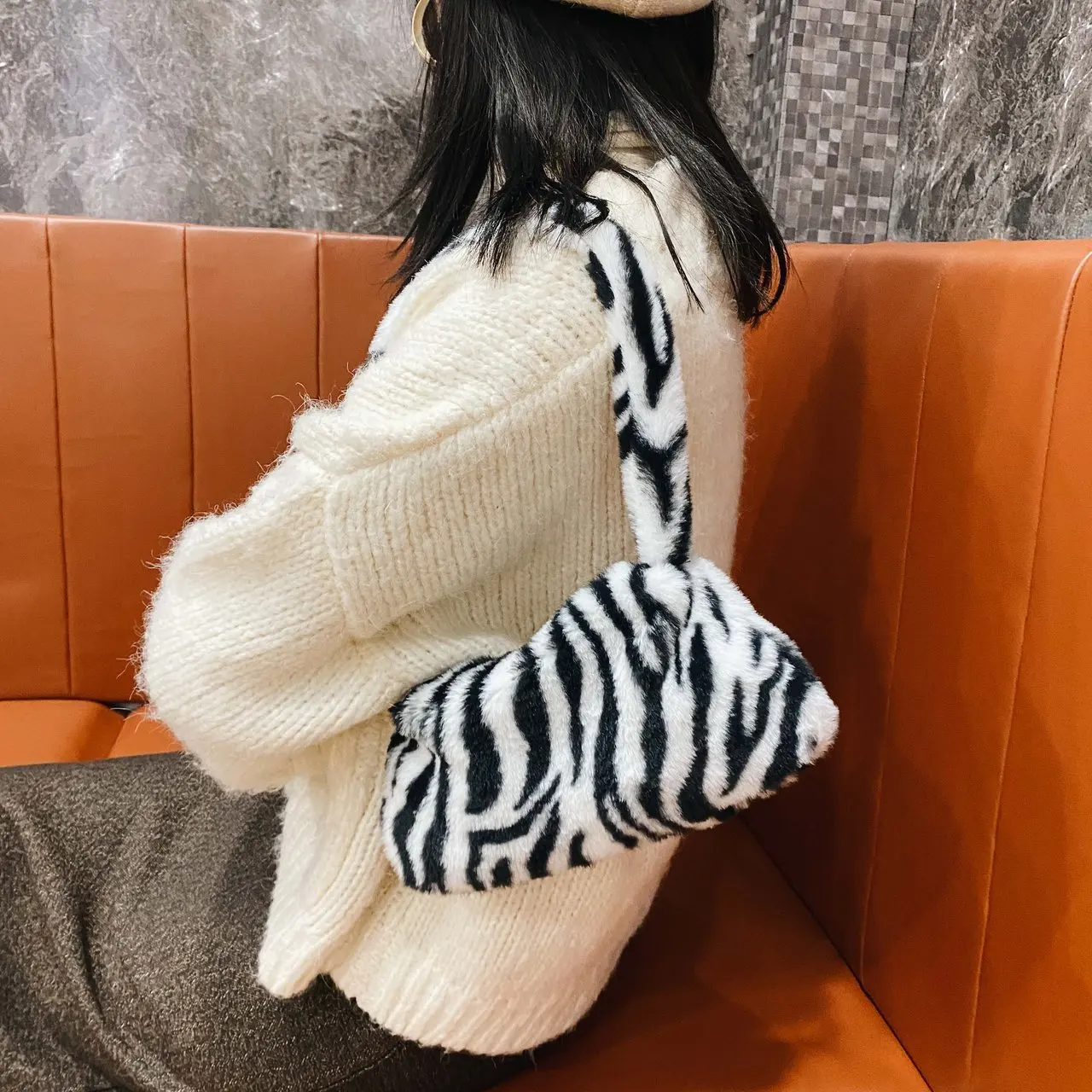 

Winter Women's Bag 2021 Baguette Bag Plush Animal Print Shopper Purses Female Handbag Fluffy Tote Plush Shoulder Underarm Bag