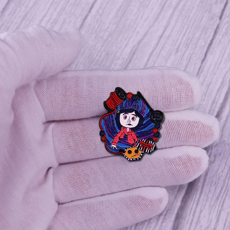 Коралин с ее другой м швейной коробке эмалевая булавка глаза кукла Триллер фильм