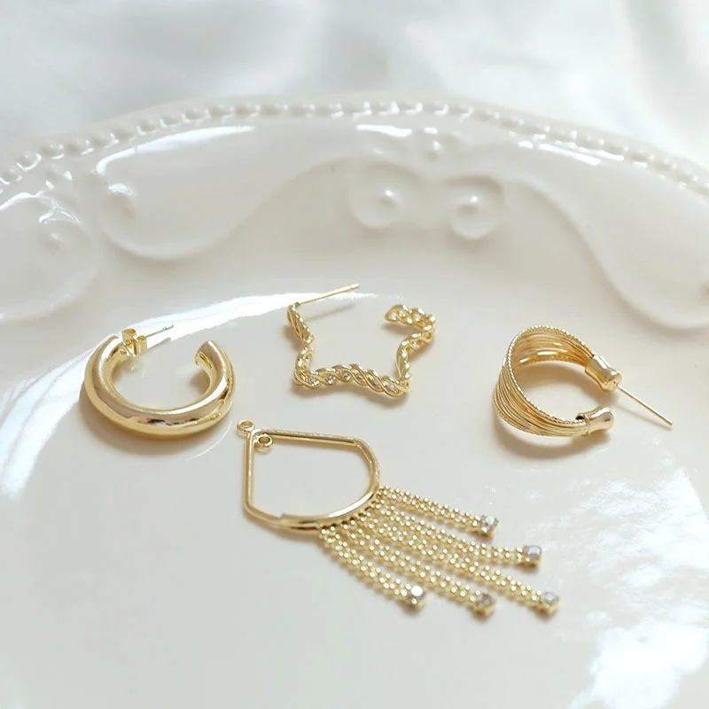 

Серьги-гвоздики женские из 18-каратного золота с кисточками