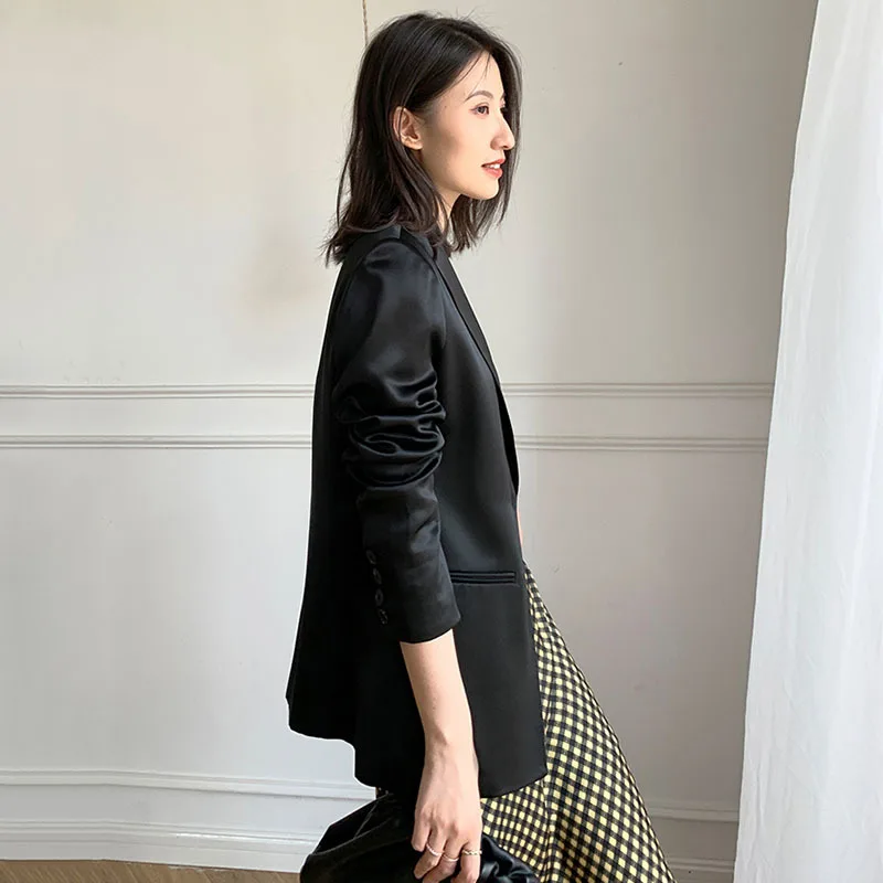 

[EAM] Women Black Silky Pocket Single Button Blazer New Notched Long Sleeve Loose Fit Jacket Fashion Tide Summer 2021 1DD7612