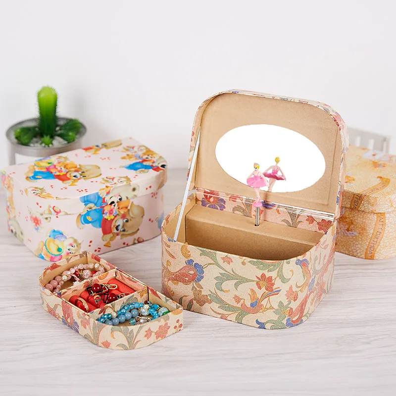 Подарочная шкатулка из бумаги Музыкальная с рисунком королева подарочная