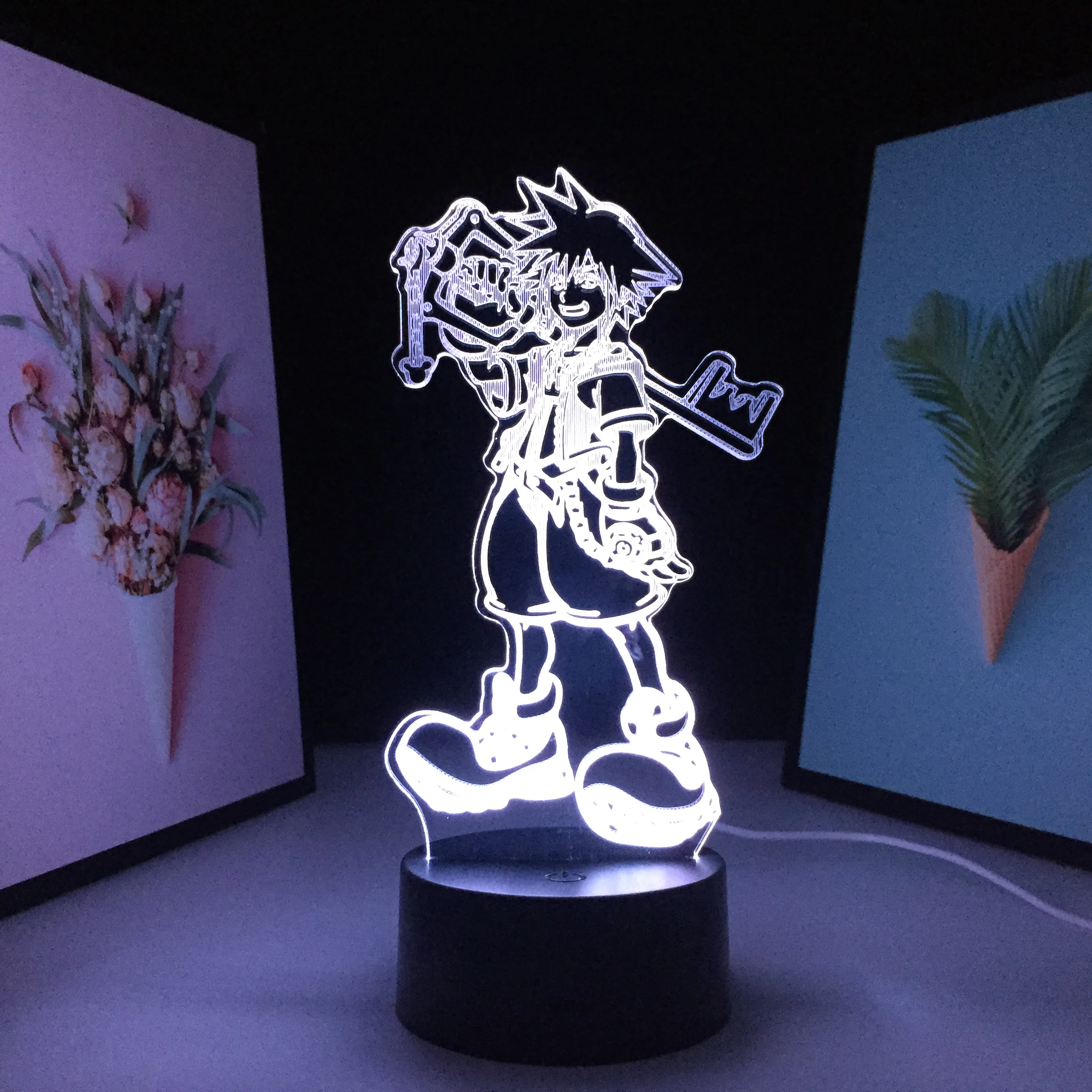 3d-лампа с улыбающимся мальчиком на плечах огромным ключом основа черным