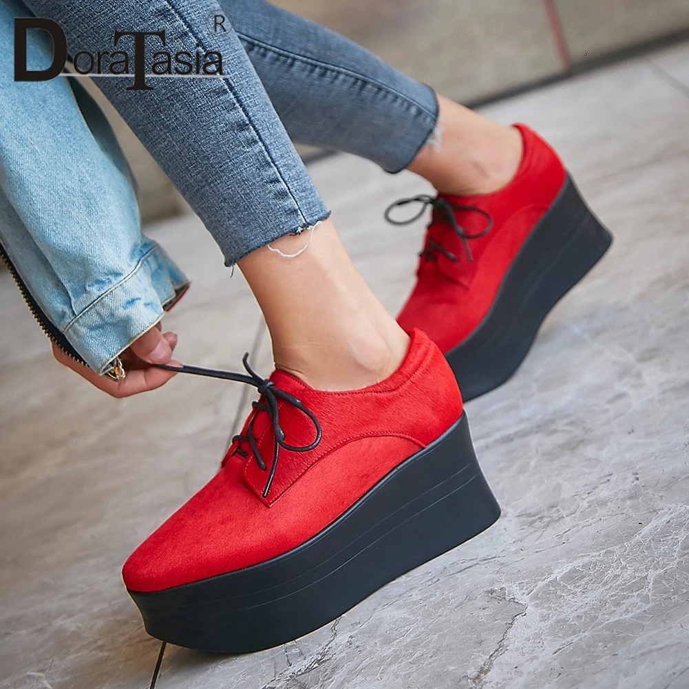 Женские кроссовки на высокой платформе DORATASIA черные из конского волоса плоской