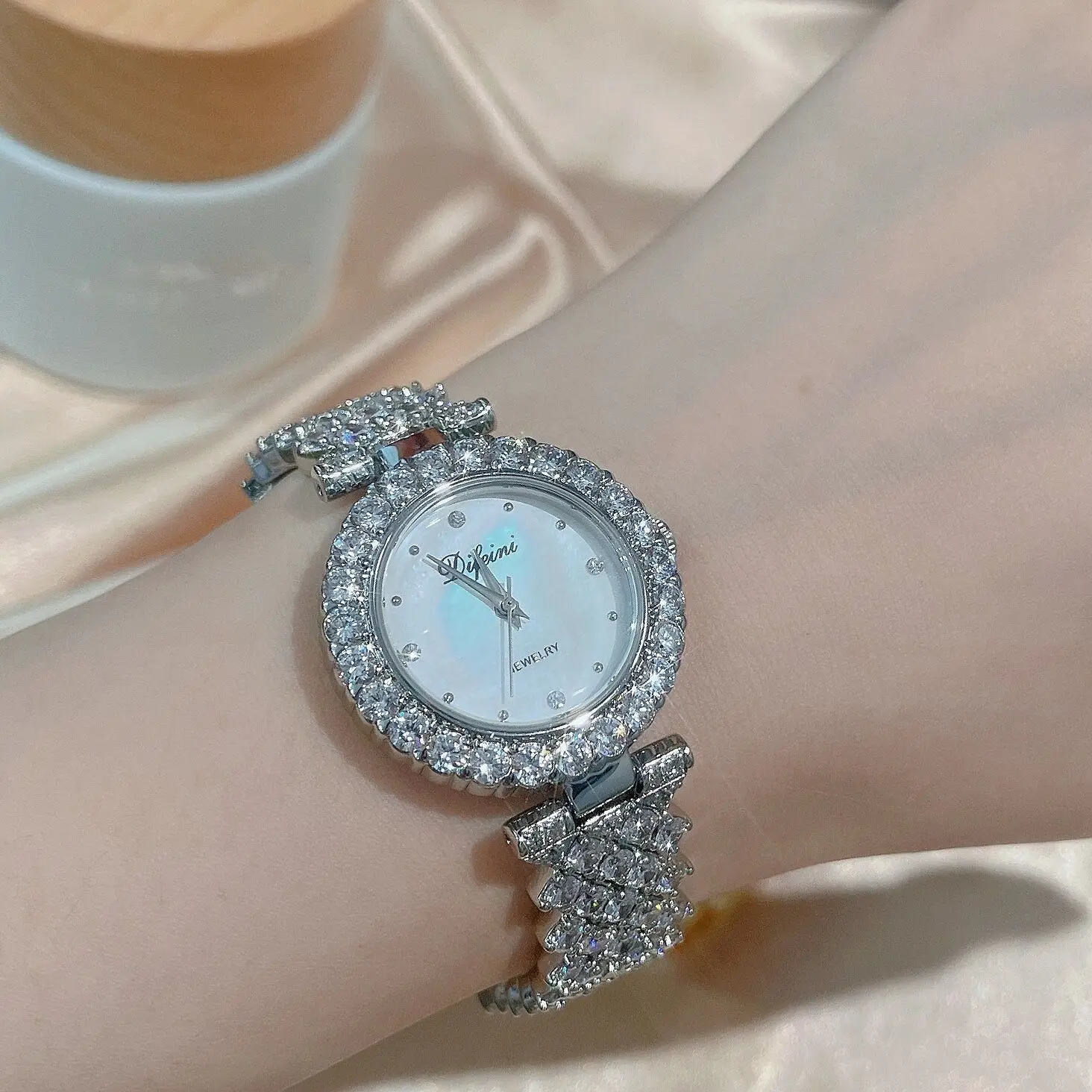 Luxury watch women's 2021 new light luxury temperament simple zircon small round dial top high-end fashion women's Watch