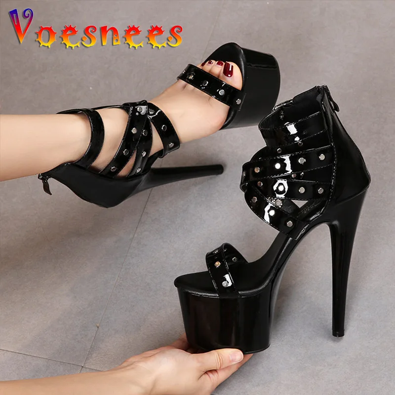 Женские босоножки на платформе летние с ремешком щиколотке и заклепками модель 16