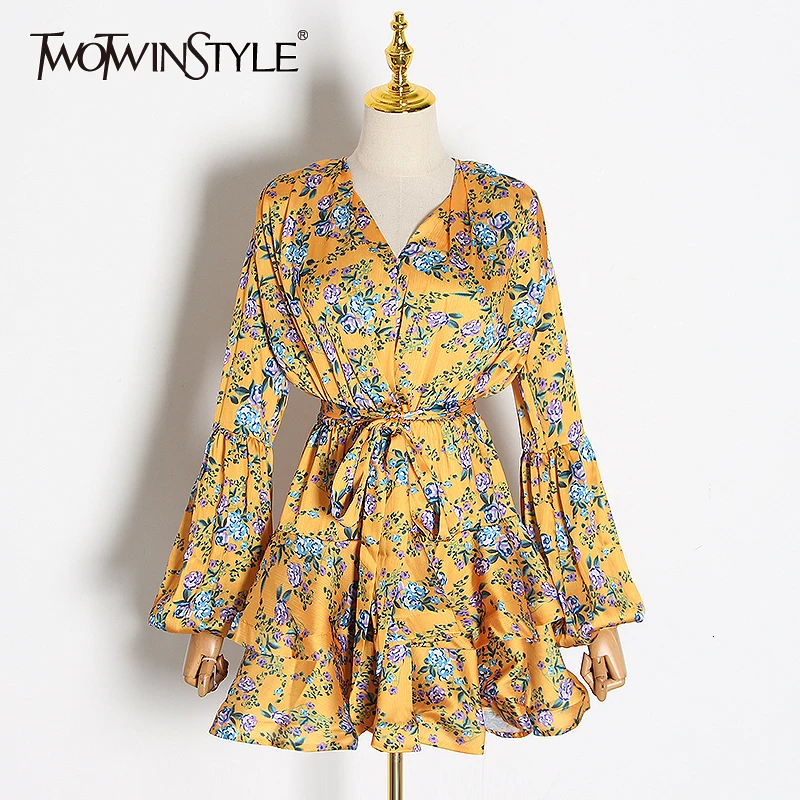 Женское платье с поясом TWOTWINSTYLE осеннее оборками и высокой талией v образным