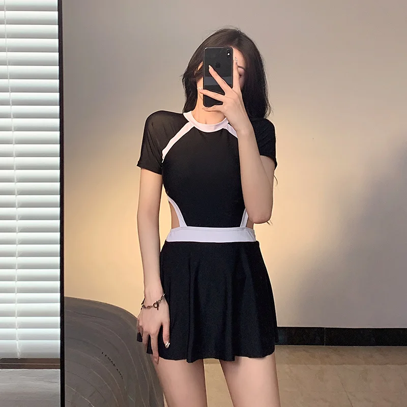 

Женский купальник с коротким рукавом, разрезами и открытой спиной