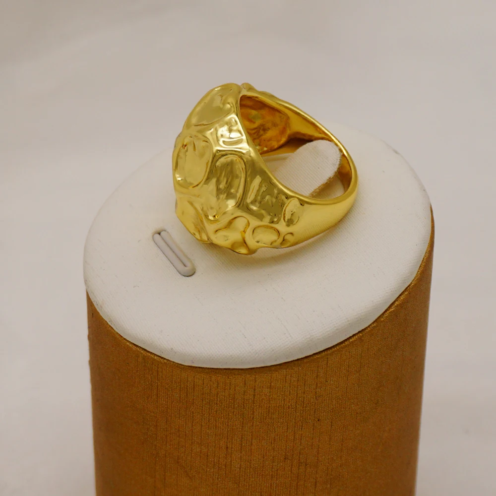 Комплект из колье браслета и сережек |