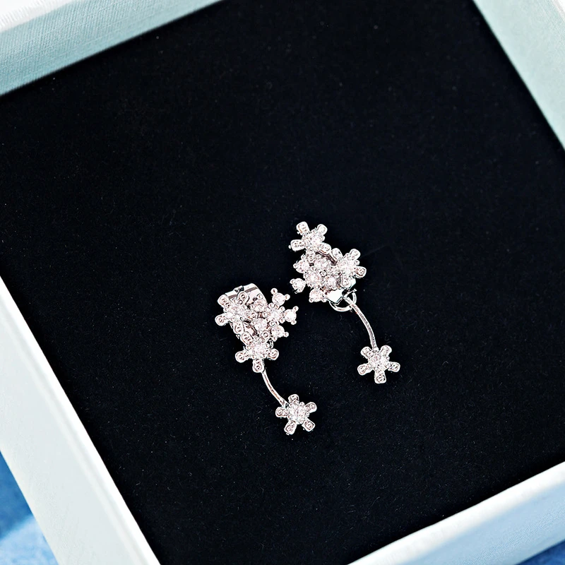 Корейская драма "Что не так с секретарем Ким" Пак Мин Ён. Тот же стиль. Маленькие цветочные серьги с задним подвесом, высокое качество.