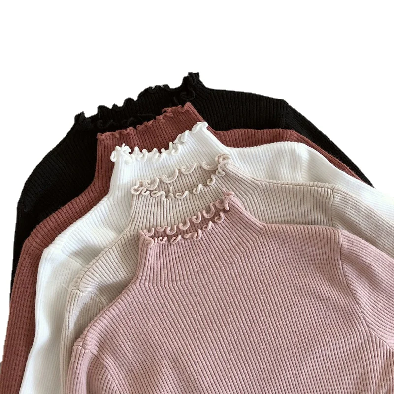 

Женский трикотажный свитер с высоким воротником и рюшами