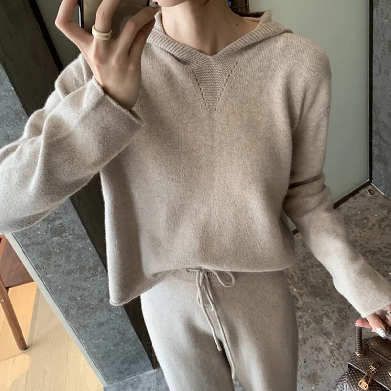 Женский трикотажный брючный костюм теплый мягкий шерстяной с капюшоном