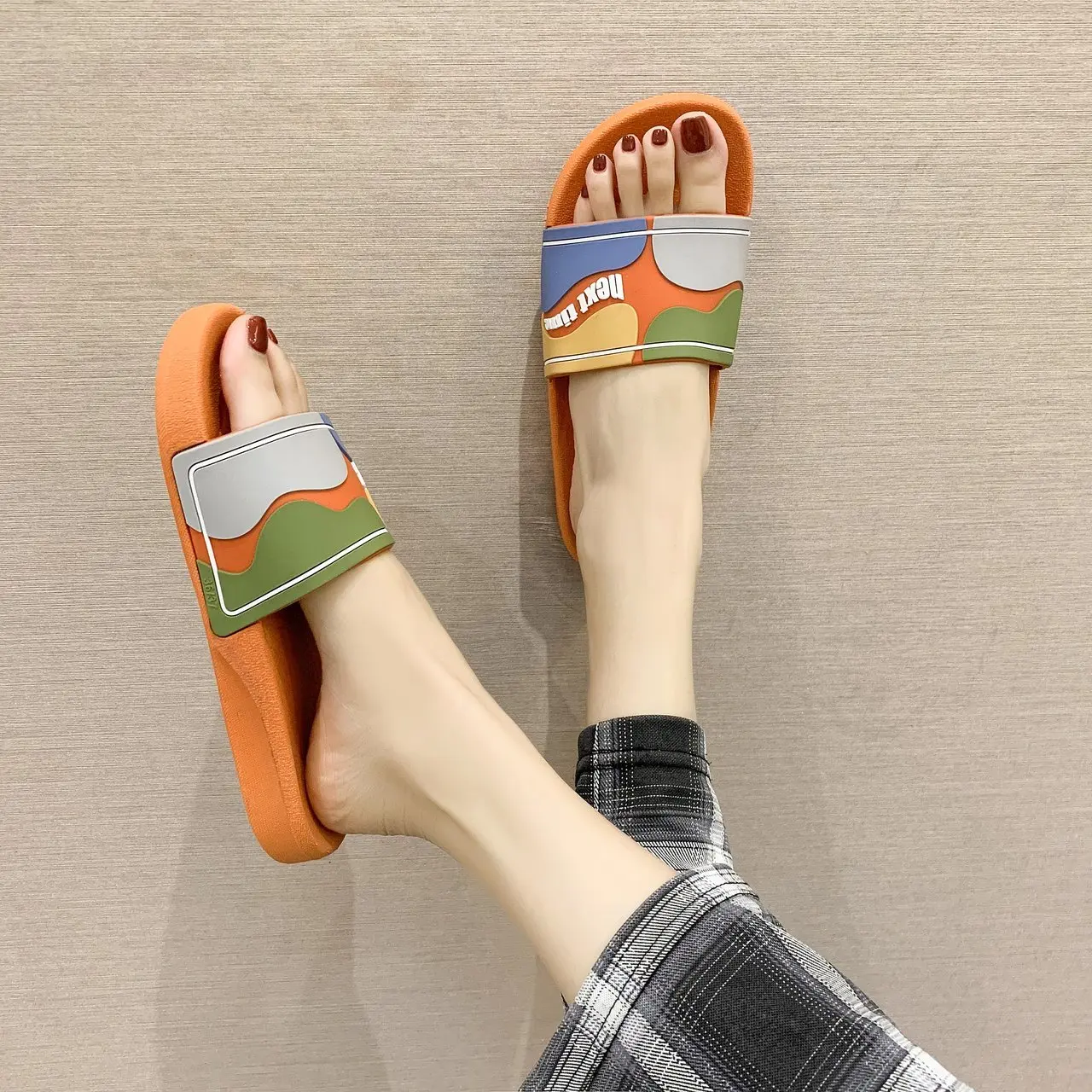 

2021 new style fashionable solid color round head ladies casual slippers 2496
