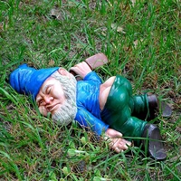 garden statue funny drunk dwarf statue resin miniature decoration for indoor outdoor1