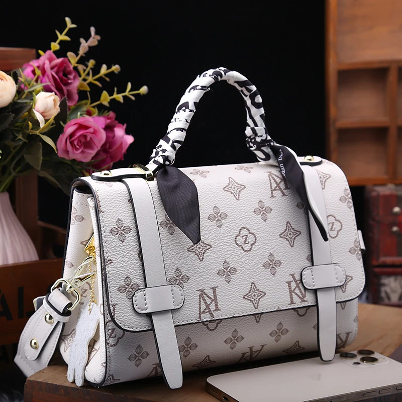 

Женская сумка из натуральной кожи, с цветочным принтом и шелковым шарфом