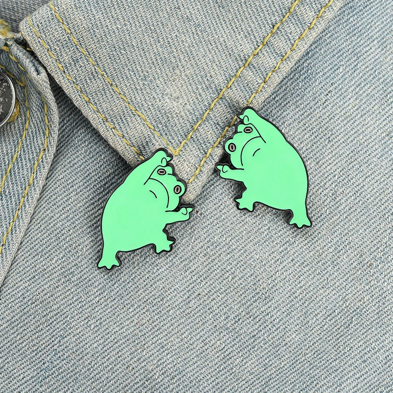 

Funny Green Frog Enamel Pin Badge Cute Animal Brooches for Kids Friends Backpacks Cartoon Lapel Pins Bulk Jewelry Gift Wholesale