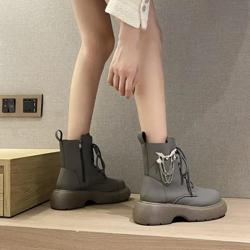 

2021 Autumn And Winter New Style Metal Chain Decoration Rubber Outsole Personalized Punk Style Women's Boots