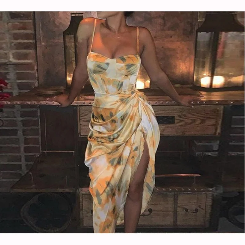 Женское стрейчевое платье с абстрактным принтом на тонких бретельках высоким