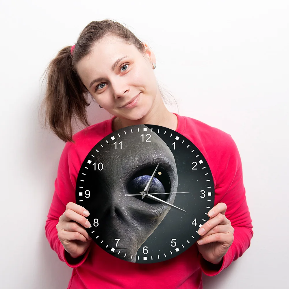 Extraterrestrial Alien Looking At Earth Printed Round Wall Clock Space Planet Acrylic Slient Watch Saucerman Hanghing Time | Дом и сад