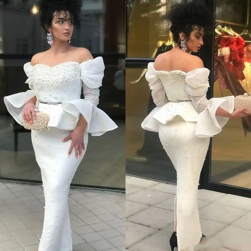 

Женское платье-футляр с открытыми плечами, длинным рукавом и оборками