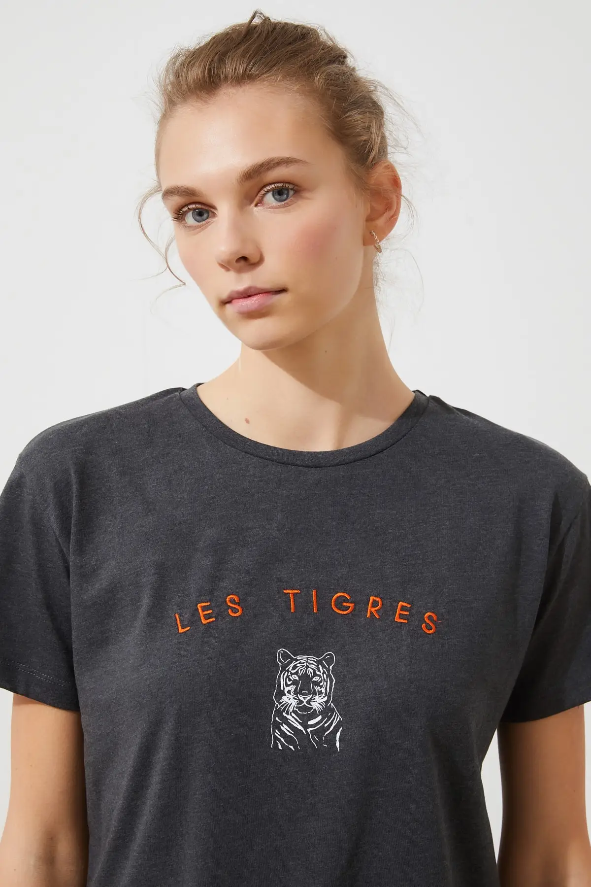 Укороченная трикотажная футболка с вышивкой Trendyol TWOSS20TS0312|Футболки| |