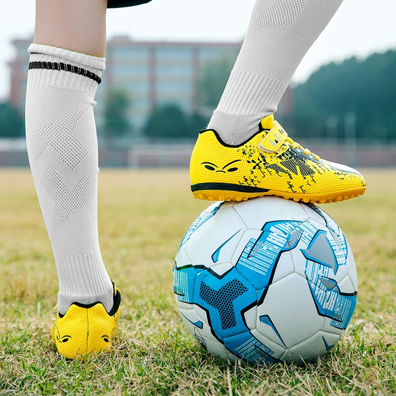 

Boys And Girls Training Low-Top Indoor Games Football Shoes Non-Slip Wear-Resistant Parent-Child Sports Shoes 28-40 yards