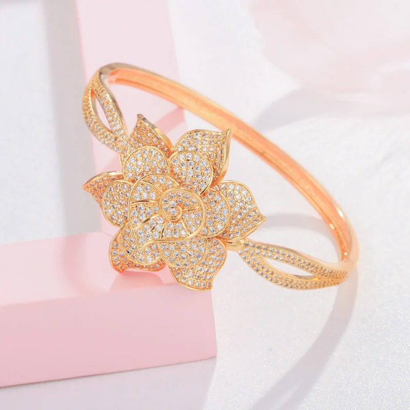 

QooLady Fashion Gold Open Cuff Big Flower Cubic Zircon Statement Wedding Party Bangle for Women Luxury Jewelry Accessories K016