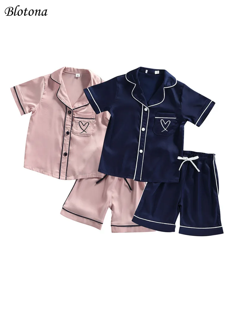 

Blotona Одежда для маленьких девочек, милые Стиль с цветочным принтом с длинными рукавами и круглым воротником + кружевная юбка на подтяжках + Головные уборы набор, От 1 до 6 лет