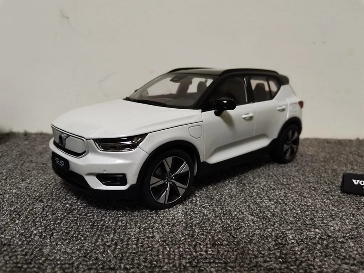 

Масштаб 1/18, модель автомобиля Vol-vo XC40 BEV SUV 2022, белая модель, коллекционная игрушка, подарок