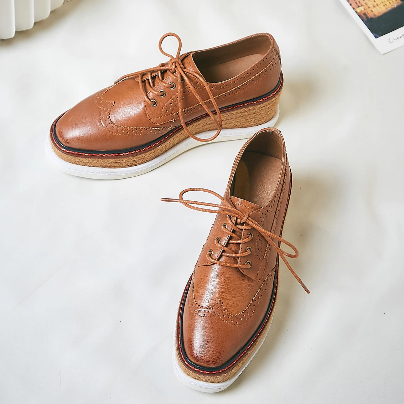 Женские туфли-оксфорды из натуральной кожи на платформе шнуровке с квадратным