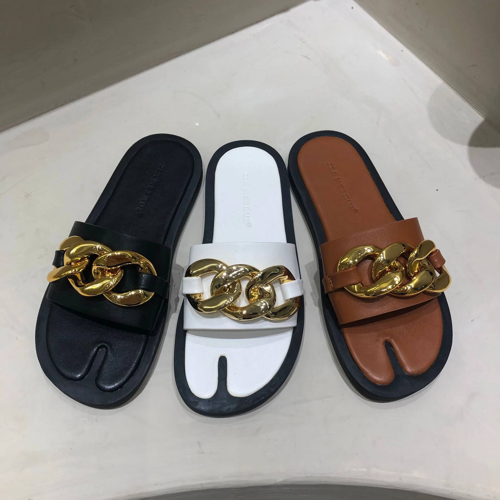

2021 Black Charm Flat Sandals with Metal Chain Outdoor Slippers Women