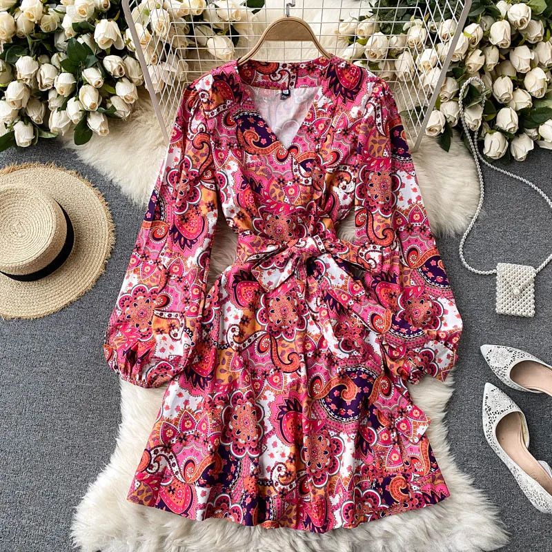 

Винтажное платье с цветочным принтом, V-образным вырезом и пышными рукавами