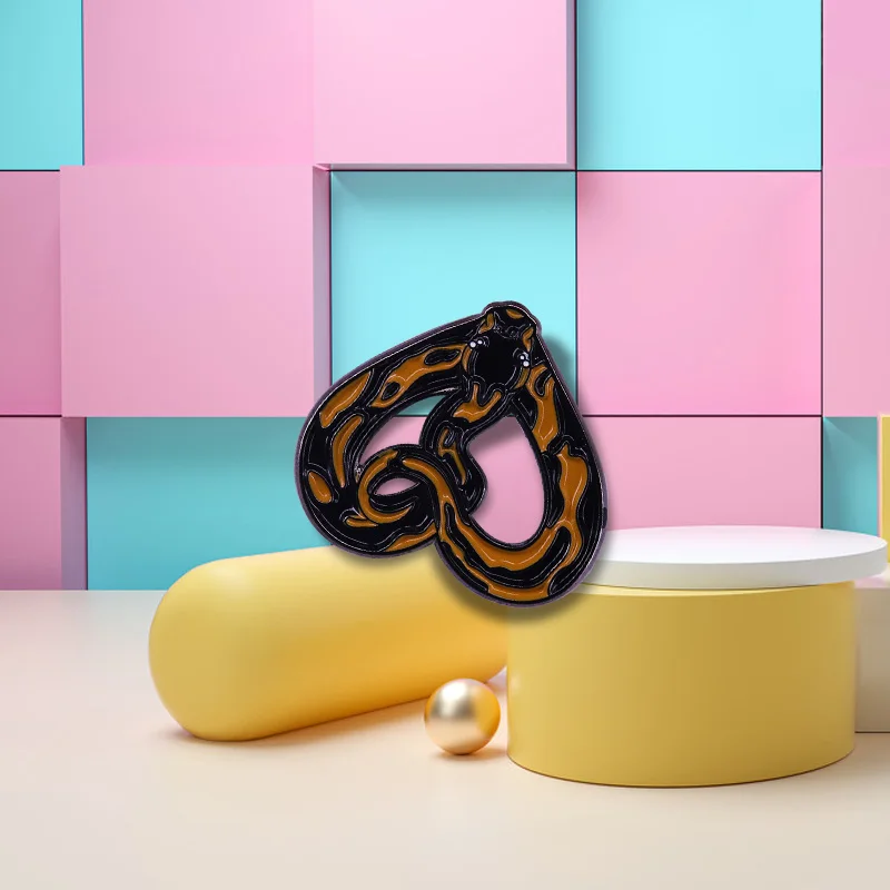 Черно коричневая эмалированная брошь в виде домика талисмана змеи животного