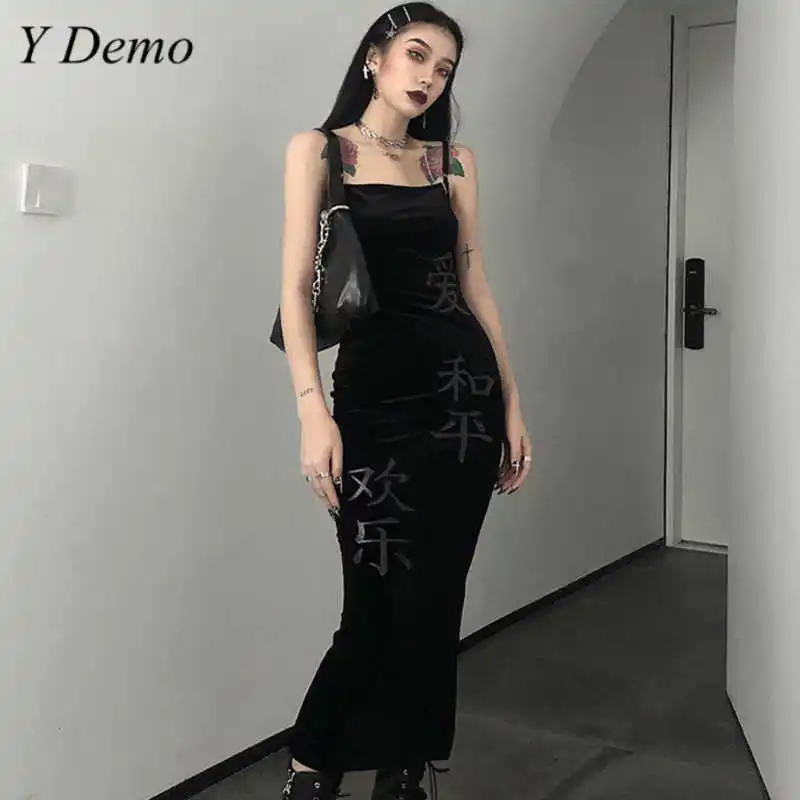 Готическое винтажное бархатное тонкое женское платье на тонких бретелях черное