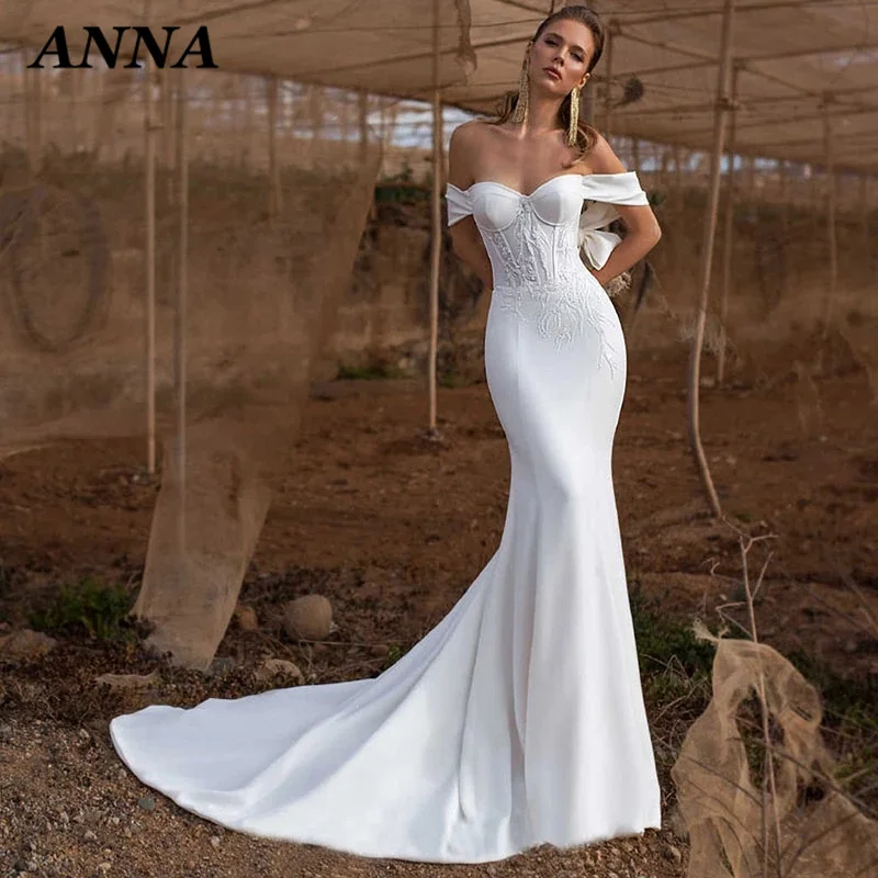 

Женское атласное платье с открытыми плечами и открытой спиной