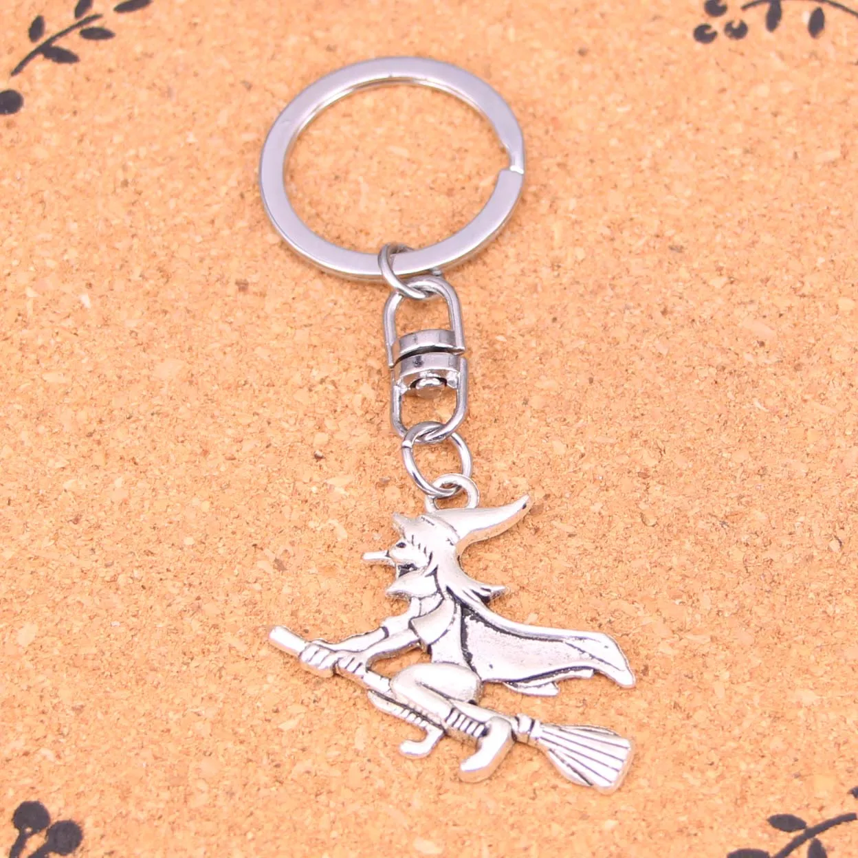 Witch key. Witch key. Брелок ведьма на метле. Брелок ведьма. Скелетон ключ.