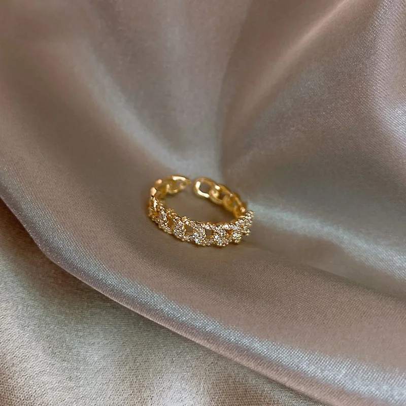 Открытое кольцо в форме сердца с отверстиями серебряного цвета дизайнерское