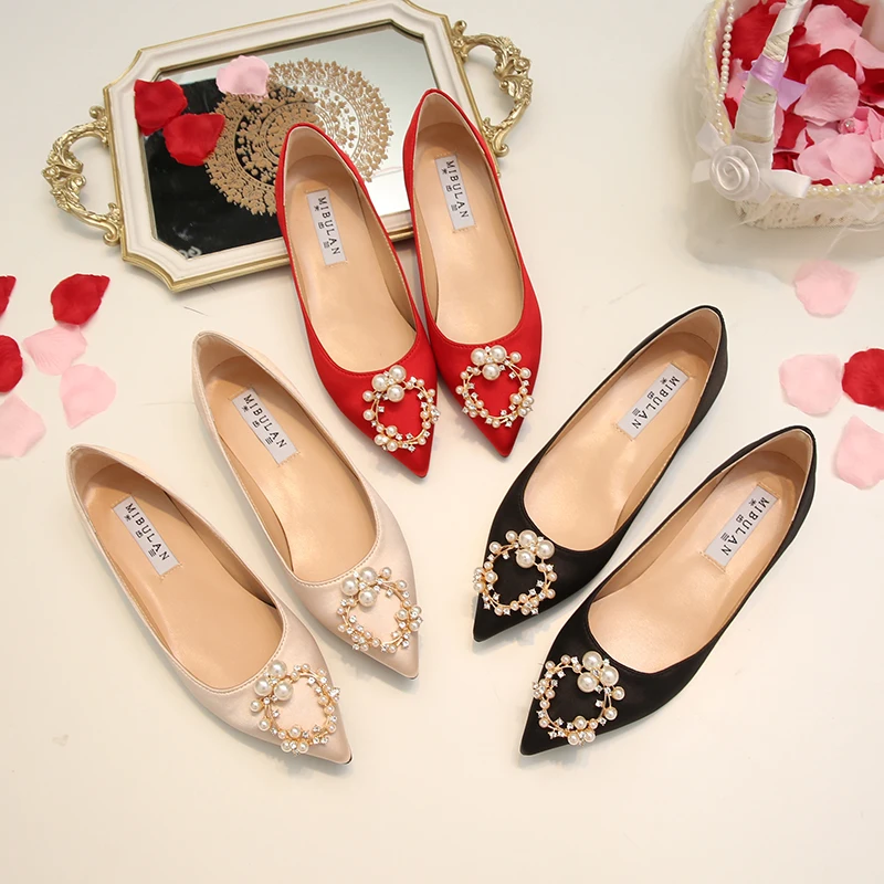 Женская обувь из шелковой ткани на плоской подошве Модные слипоны с жемчугом