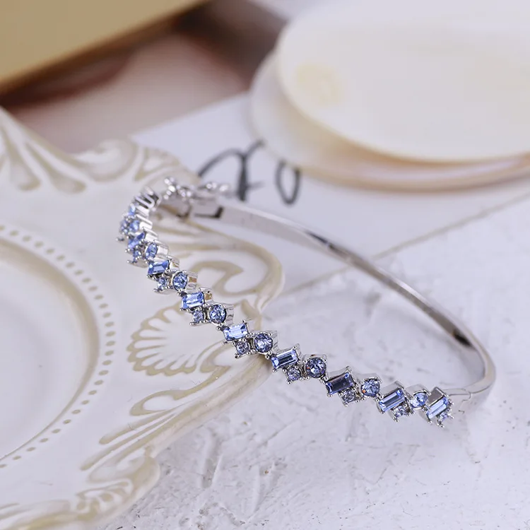 

Европейский и американский модный милый инкрустированный геометрический циркониевый простой открывающийся браслет для женщин