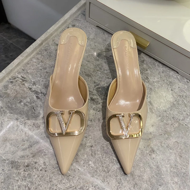 Элегантные женские шлепанцы на низком каблуке серебристые и телесные