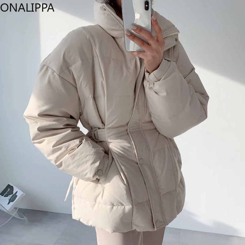 

Женская однобортная утепленная куртка с воротником-стойкой и поясом