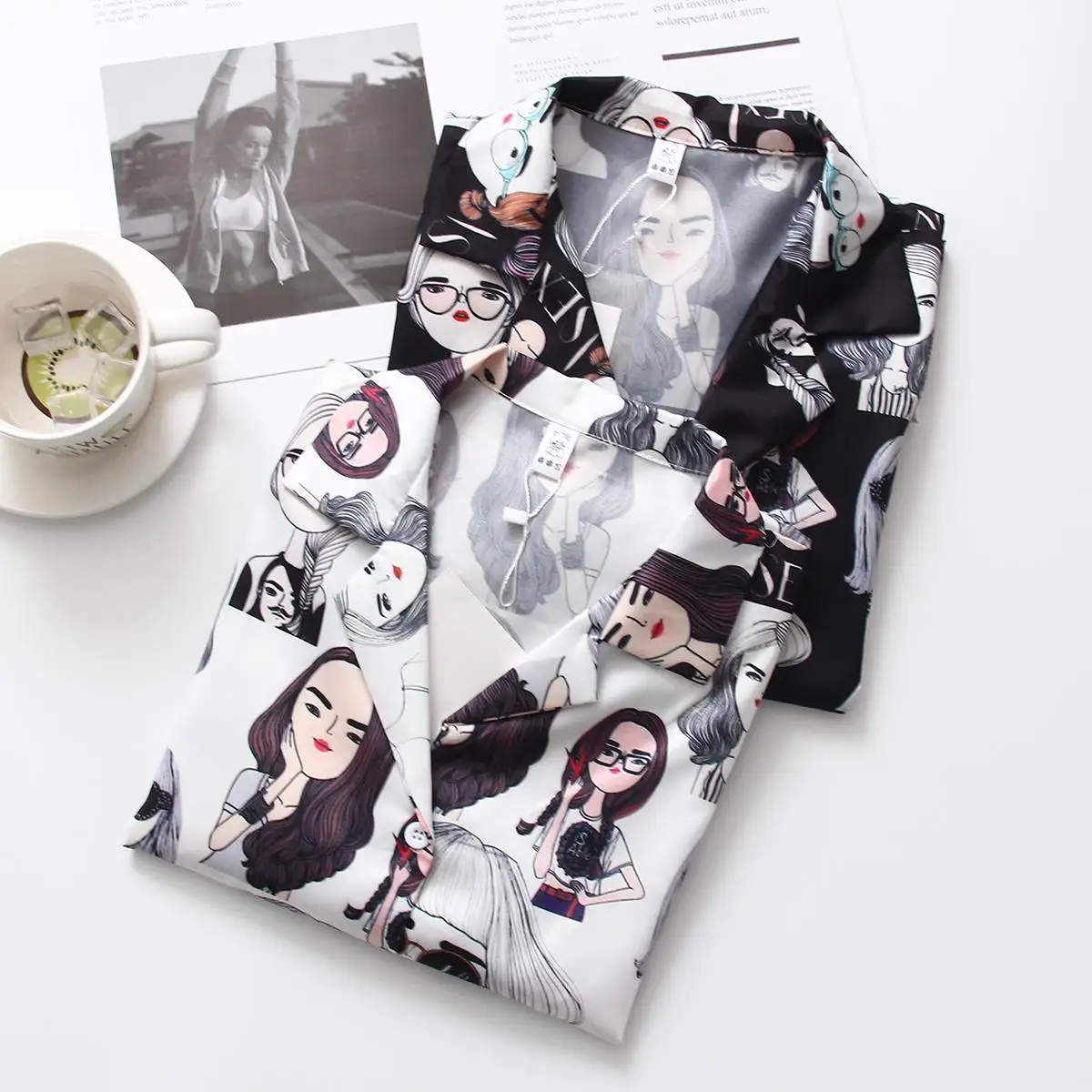 Женская блузка с коротким рукавом отложным воротником и мультяшным