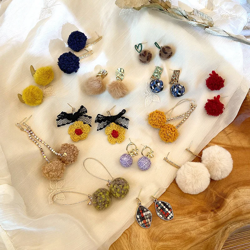 Новинка Ретро стиль простые плюшевые серьги шарики в Корейском стиле