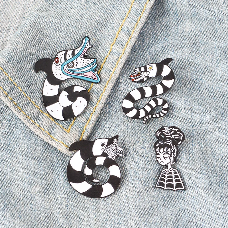 

MIX DESIGNS Creative Spider Queen Spider Web Pins Metal For Backpack Big Mouth Rattlesnake Brooches Omn Clothes Shirt Badge