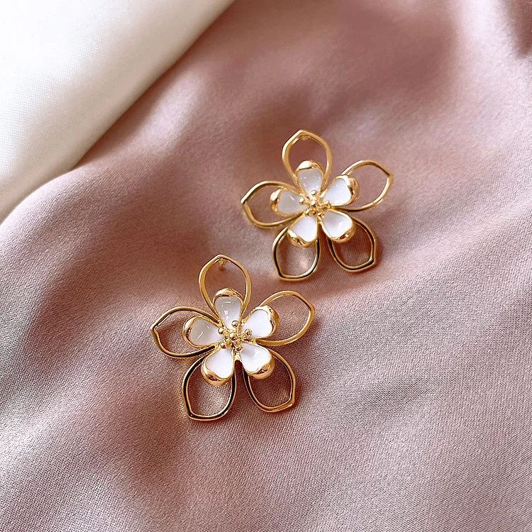 Женские серьги гвоздики в виде цветка многослойные с блестящей боковой вставкой