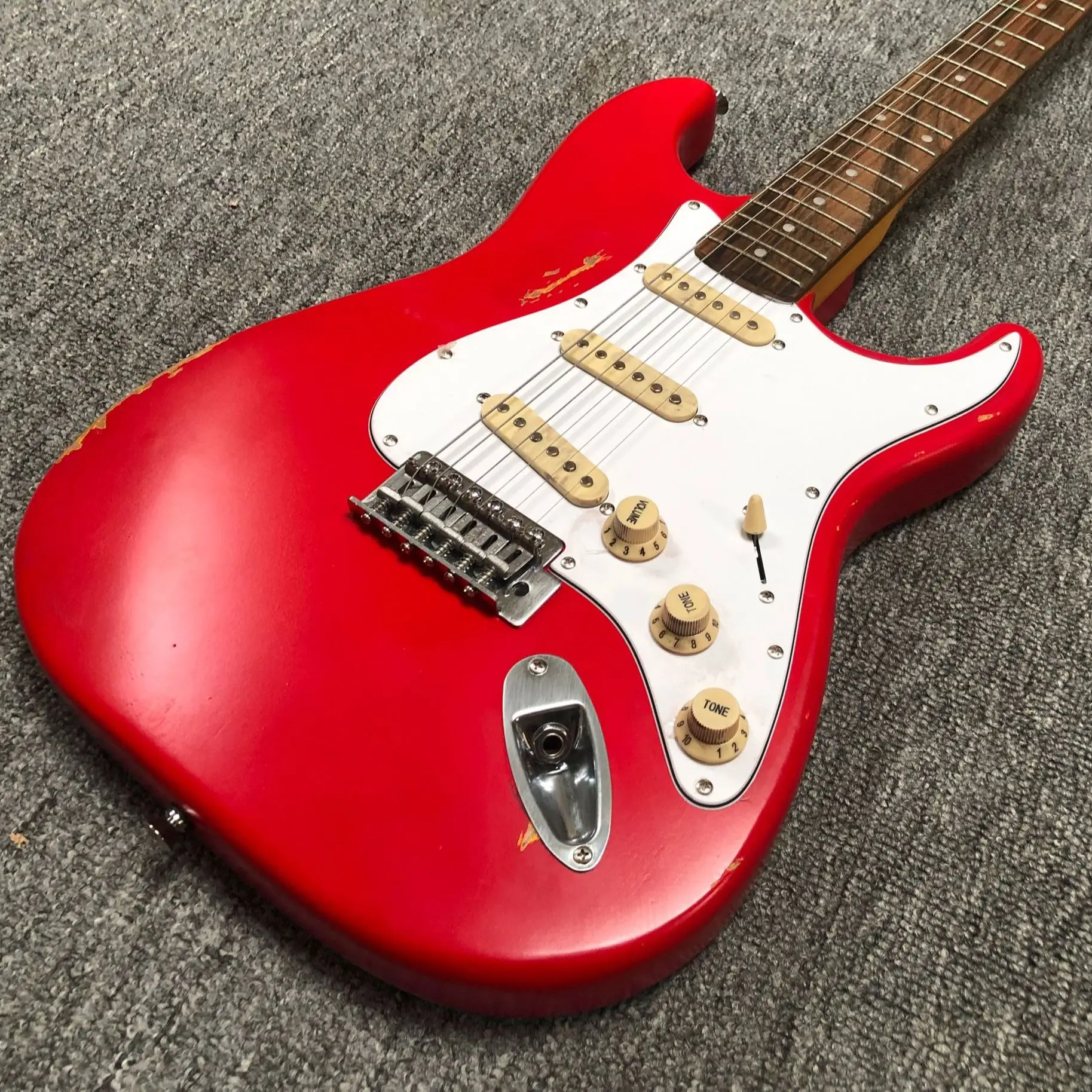 В наличии stratocaster-r custom body 6-струнная красная электрическая гитара старый рисунок