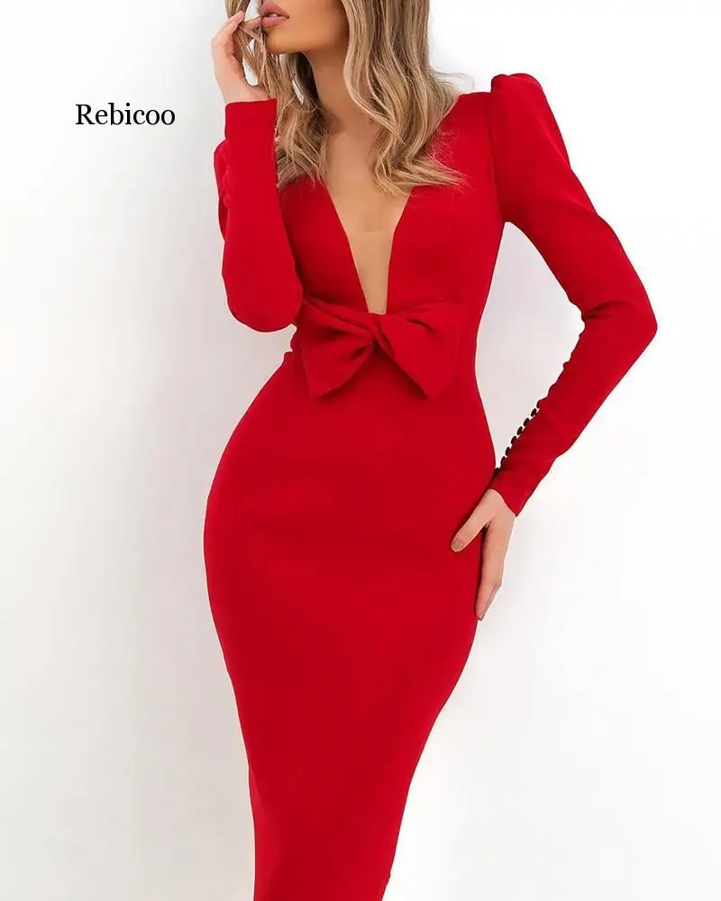 Женское платье красного цвета с длинным рукавом и бантом украшенное глубоким v